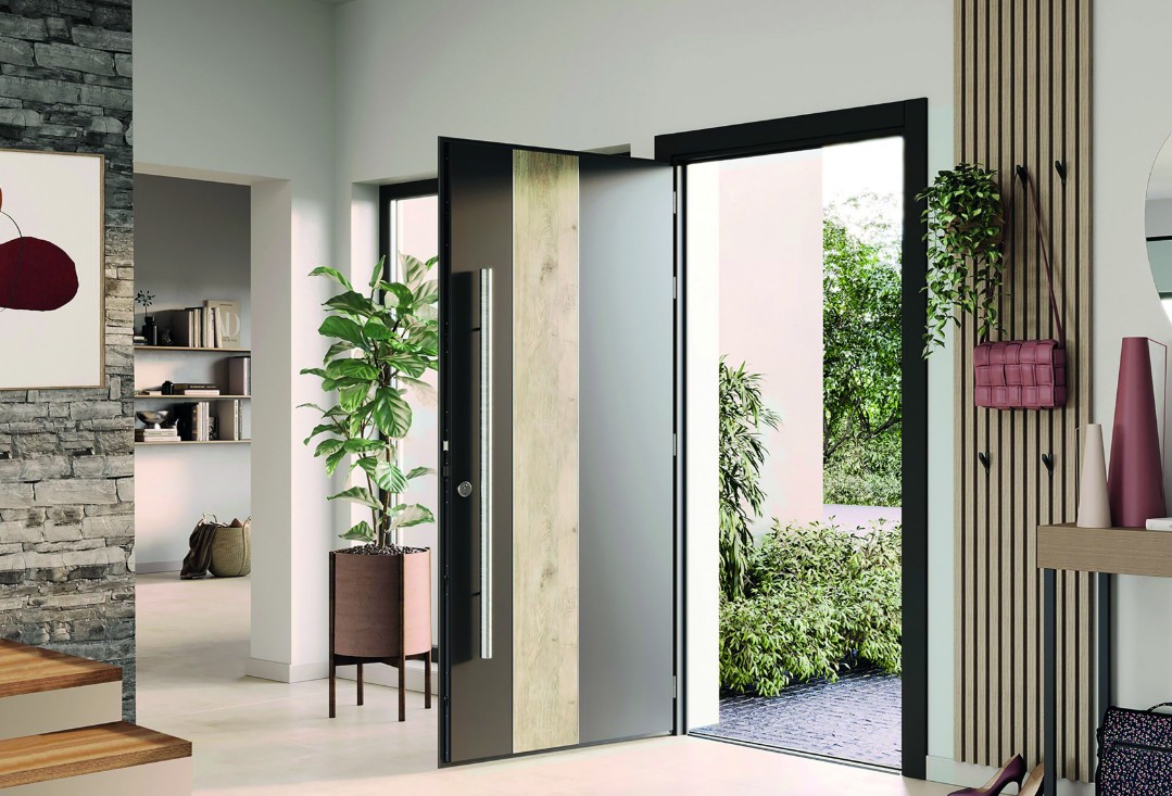 Entrée de maison contemporaine avec porte ISOSTA